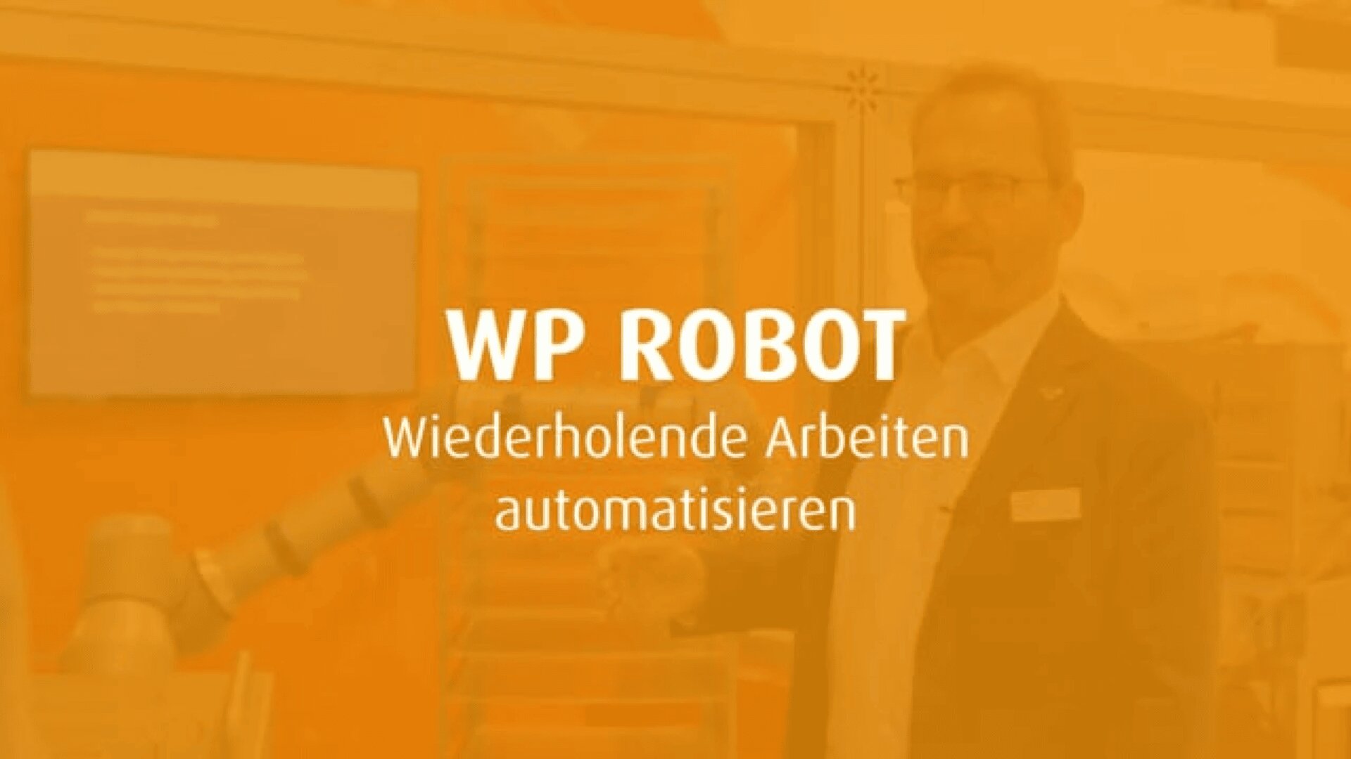 Ein orangefarbenes Bild mit einem Mann, der neben einer Roboterausrüstung steht. Weißer Text in Deutsch lautet: WP ROBOT Wiederholende Arbeiten automatisieren.