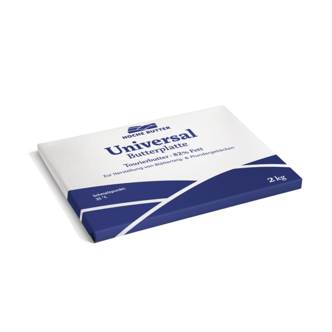 Ein 2 kg schwerer rechteckiger Block Hochfe Butter Universal Butterplatte in weißer und blauer Verpackung, gekennzeichnet mit 82% Fettgehalt, bestimmt für die Verwendung in Backwaren.