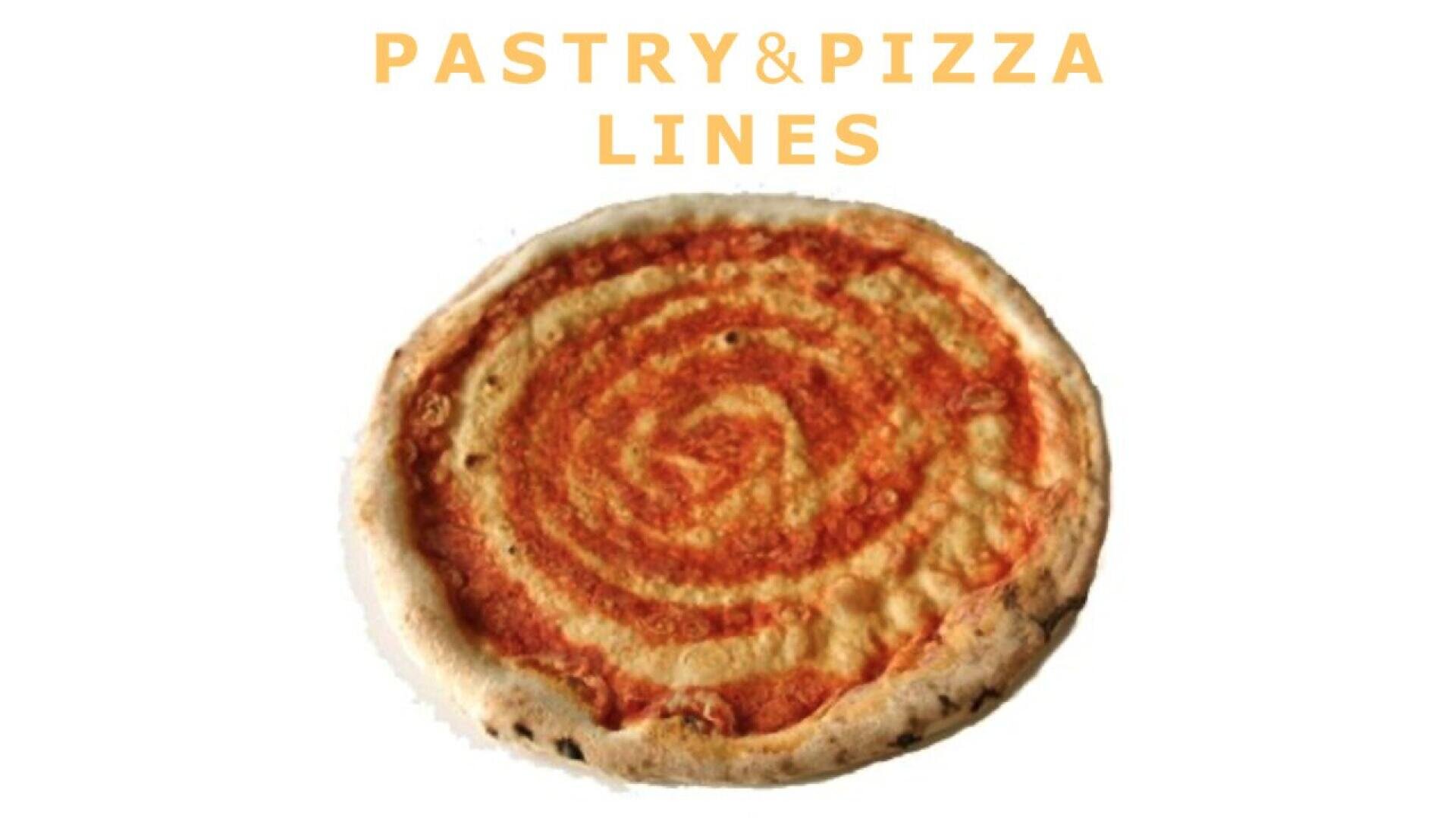 Unter dem Schriftzug PASTRY & PIZZA LINES ist in fetter orangefarbener Schrift auf weißem Hintergrund ein einfacher Pizzaboden mit Tomatensauce abgebildet.