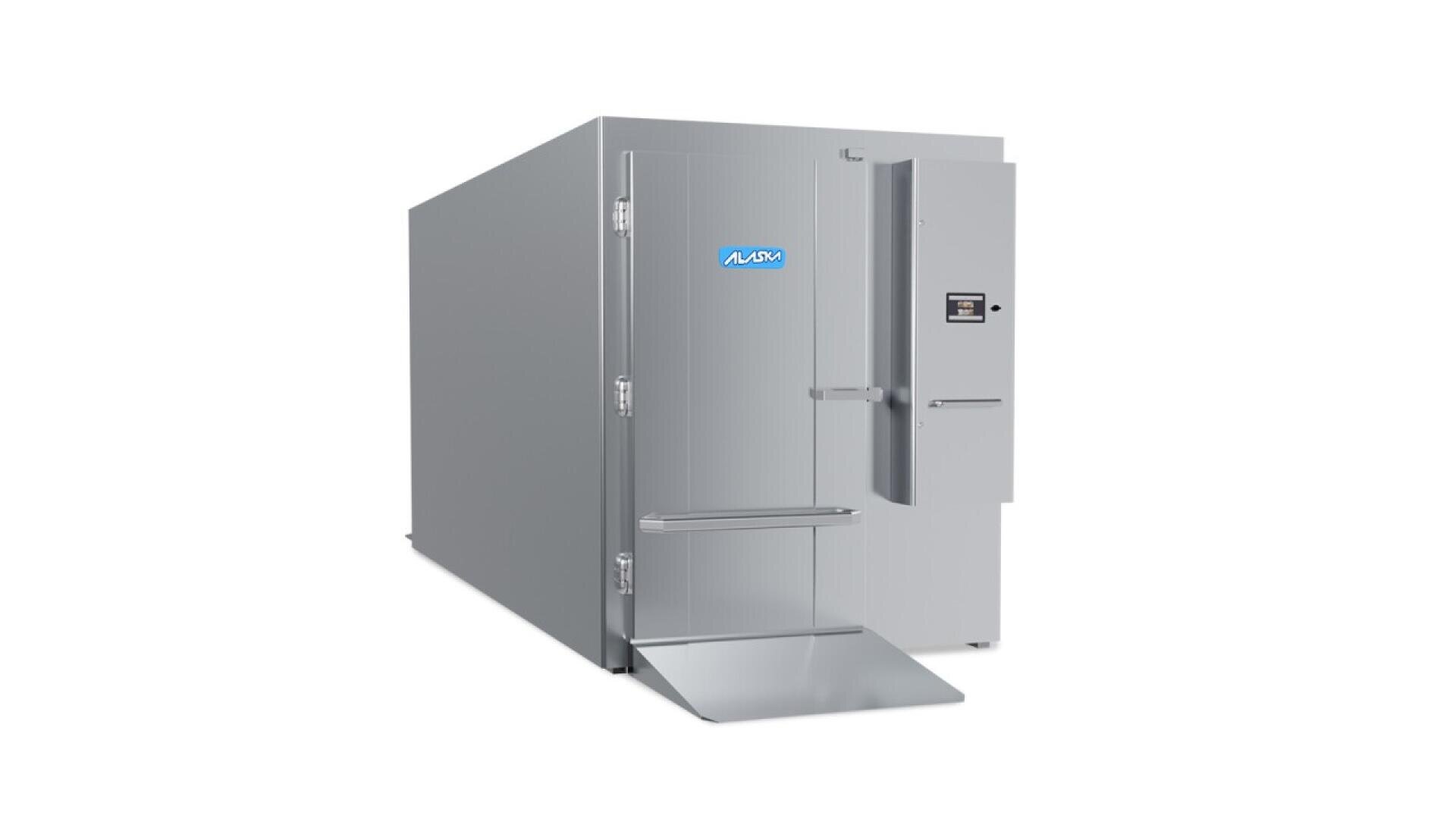 Ein großer, industrieller, begehbarer Gefrierschrank aus Edelstahl mit einer geschlossenen Tür, einer Rampe und einem kleinen digitalen Bedienfeld an der Vorderseite. Das Gerät hat ein blaues Logo über der Tür.