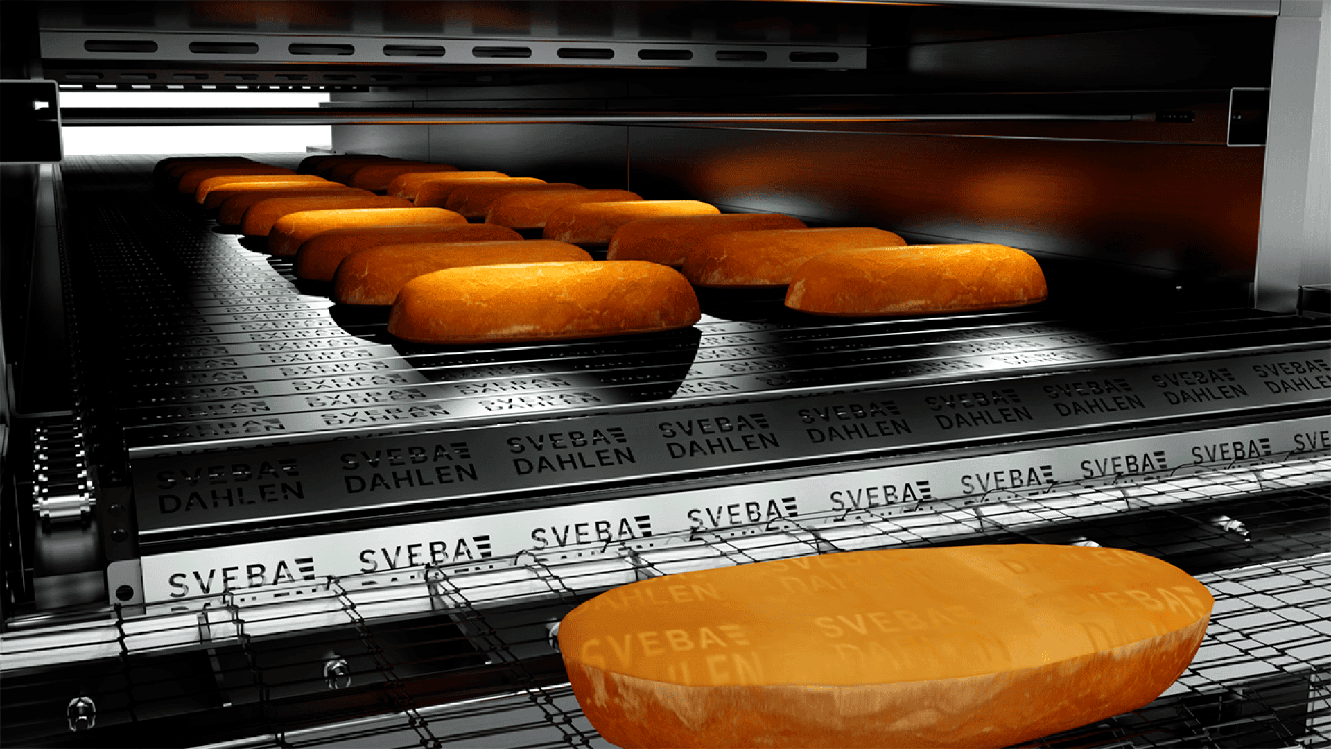 Brotlaibe, die auf einem Förderband in einem Industrieofen gebacken werden, wobei mehrere goldbraune Laibe in Reihen sichtbar sind und die metallischen Oberflächen die Hitze reflektieren.
