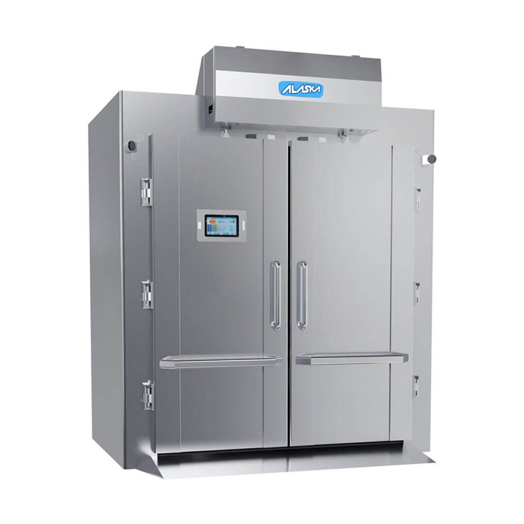 Eine große begehbare Gefrier- oder Kühleinheit aus rostfreiem Stahl mit Doppeltüren, Griffen, einem digitalen Bedienfeld und einer Entlüftung an der Oberseite, die mit "ALASKA" beschriftet ist.