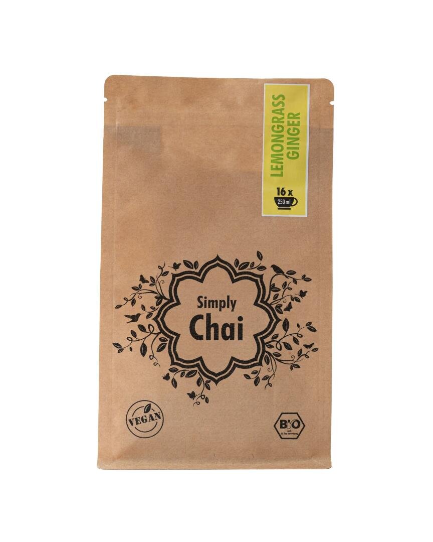 Eine braune Papierverpackung mit der Aufschrift „Simply Chai“ mit Blumenmuster, Vegan- und BIO-Symbolen und einem grünen Etikett mit der Aufschrift „Lemongrass Ginger, 16 x 250 ml“ oben rechts.