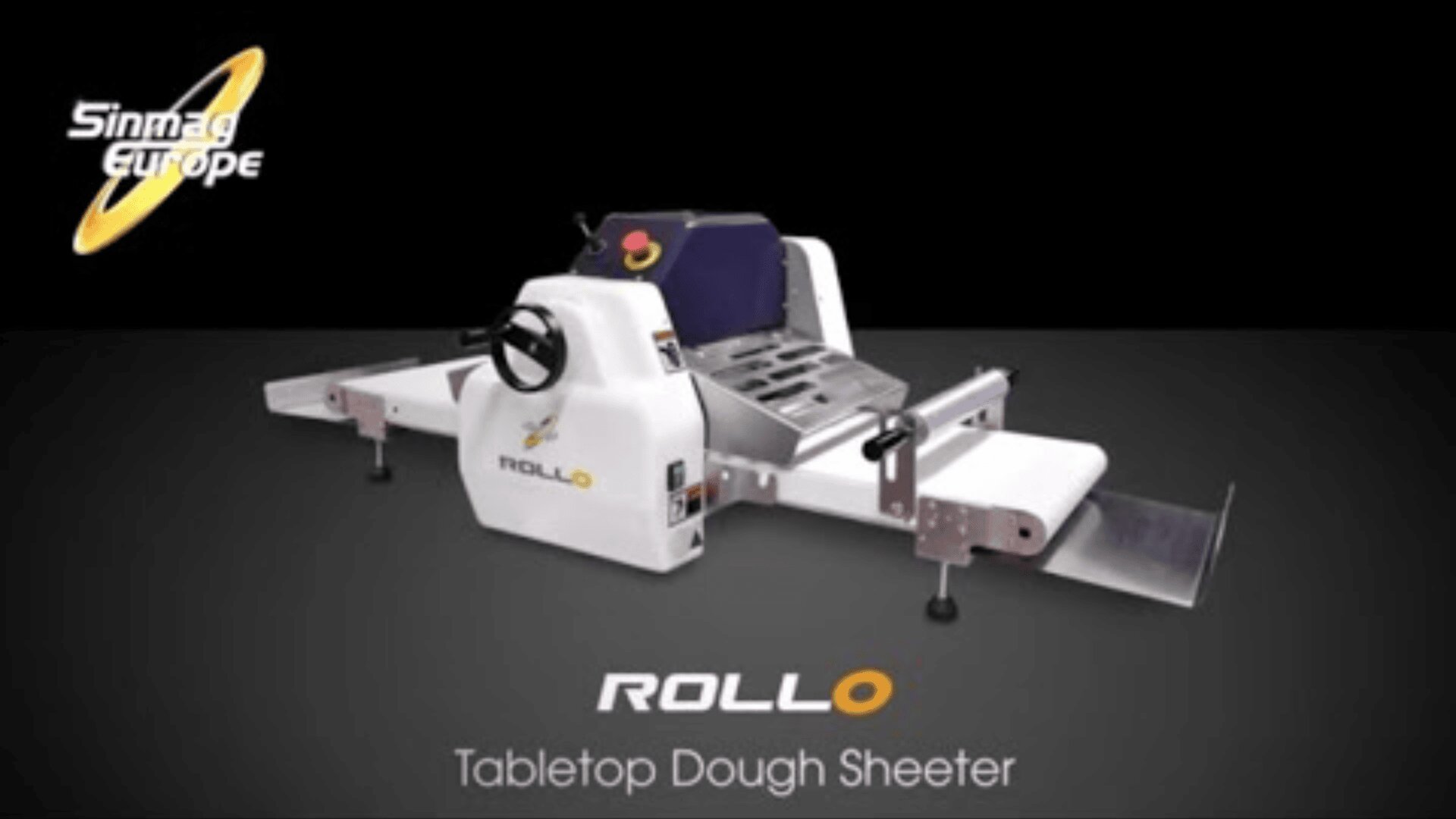 Eine weiße Tisch-Teigausrollmaschine mit der Aufschrift ROLLO von Sinmag Europe ist auf einem dunklen Hintergrund abgebildet, mit Förderbändern an beiden Seiten und dem Text "Tisch-Teigausrollmaschine" unter dem Bild.