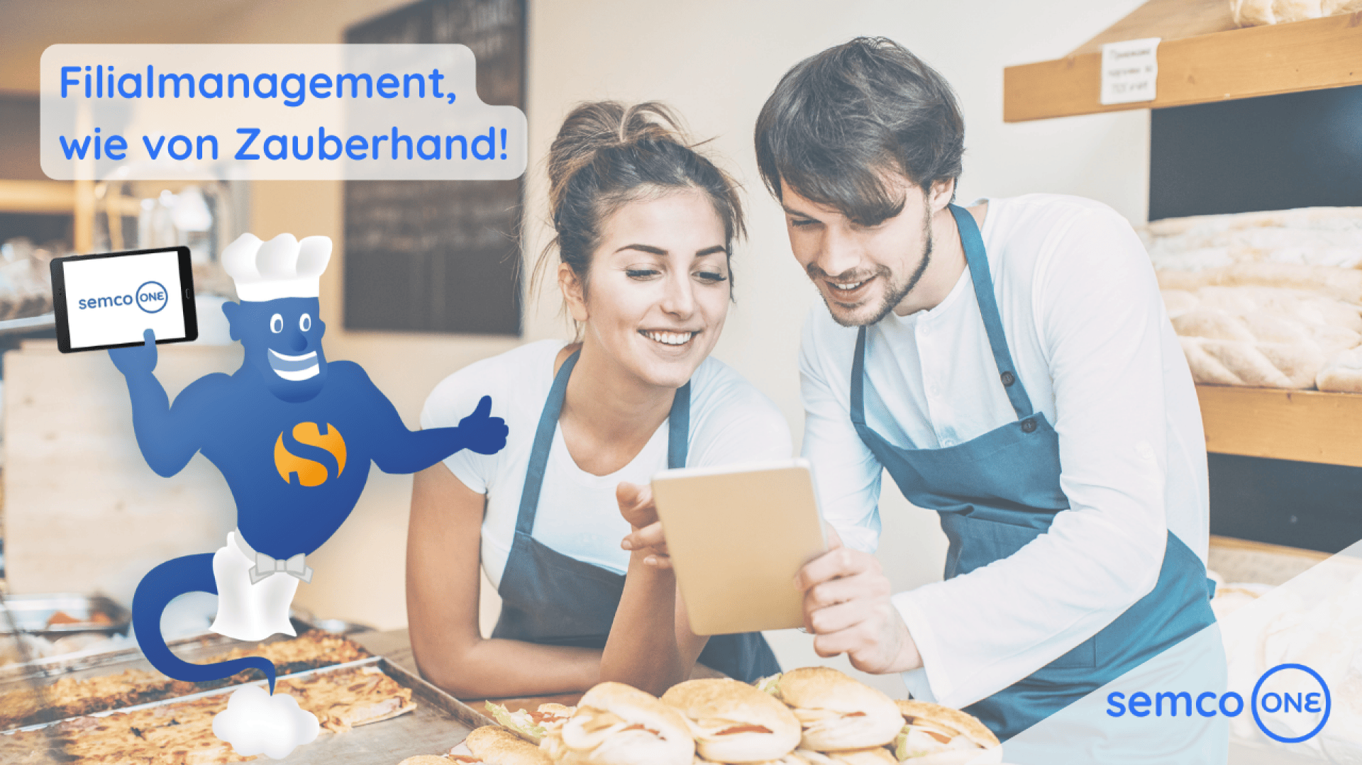 Ein lächelnder Mann und eine lächelnde Frau in Schürzen schauen auf ein Tablet in einer Bäckerei. Neben ihnen hält ein freundlicher blauer Cartoon-Genie eine Tafel. Der deutsche Text lautet: "Filialmanagement, wie von Zauberhand!" und das Logo semco ONE erscheint.