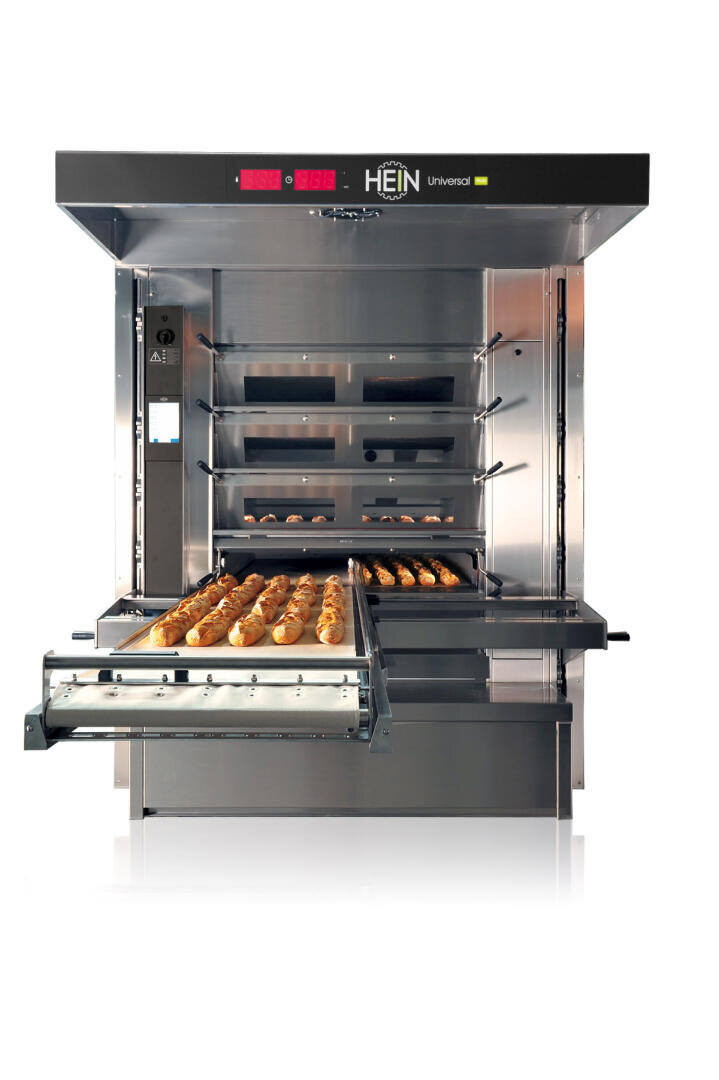 Ein kommerzieller Bäckereiofen mit mehreren Regalen, aus denen Tabletts mit frisch gebackenen Baguettes herausgleiten, vor einem weißen Hintergrund.