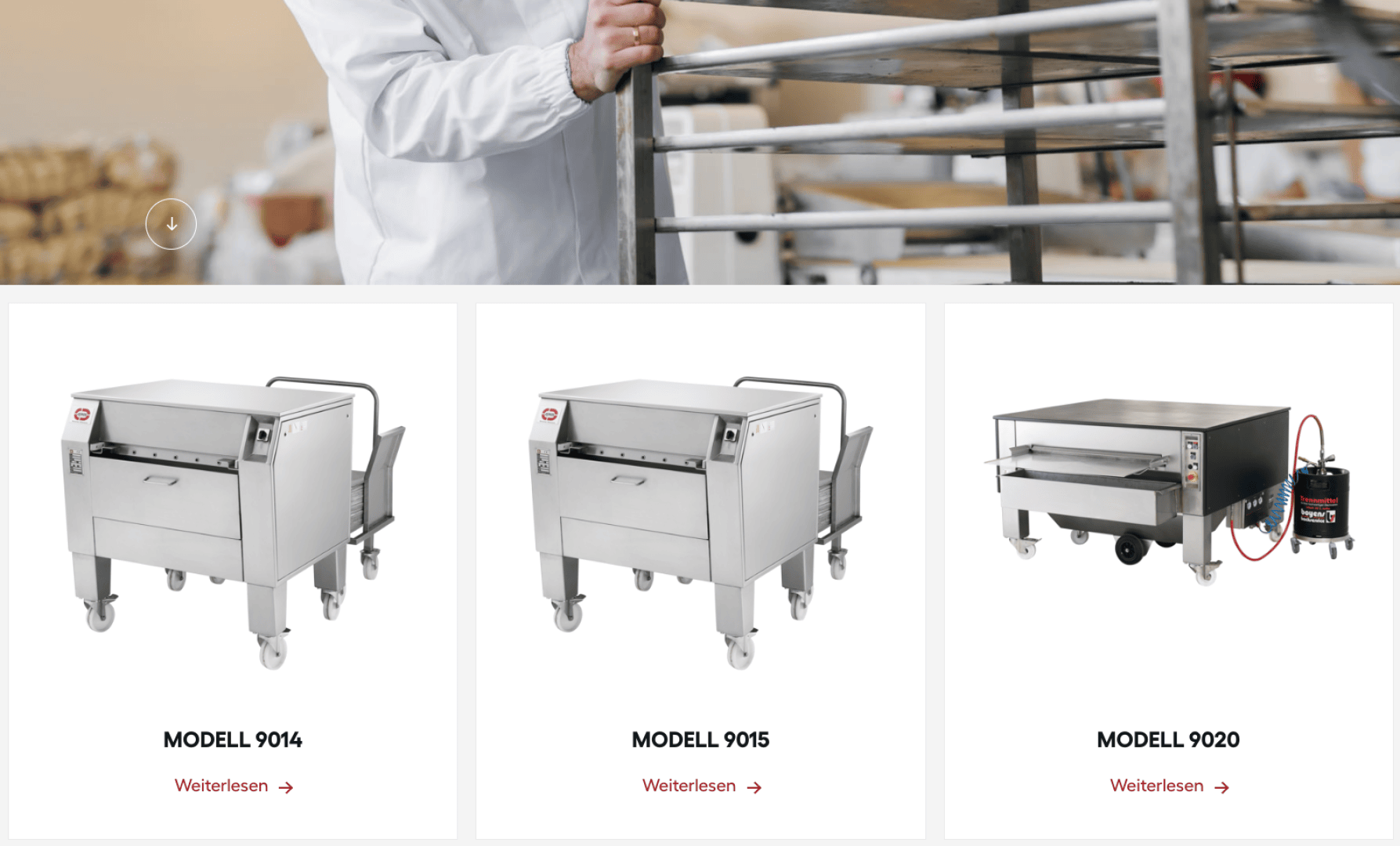 Eine Person in einem weißen Kittel steht neben Metallregalen. Unten sehen Sie drei Bilder von Großküchengeräten mit den Bezeichnungen Modell 9014, Modell 9015 und Modell 9020, jeweils auf Rädern mit einer Schaltfläche Weiterlesen.