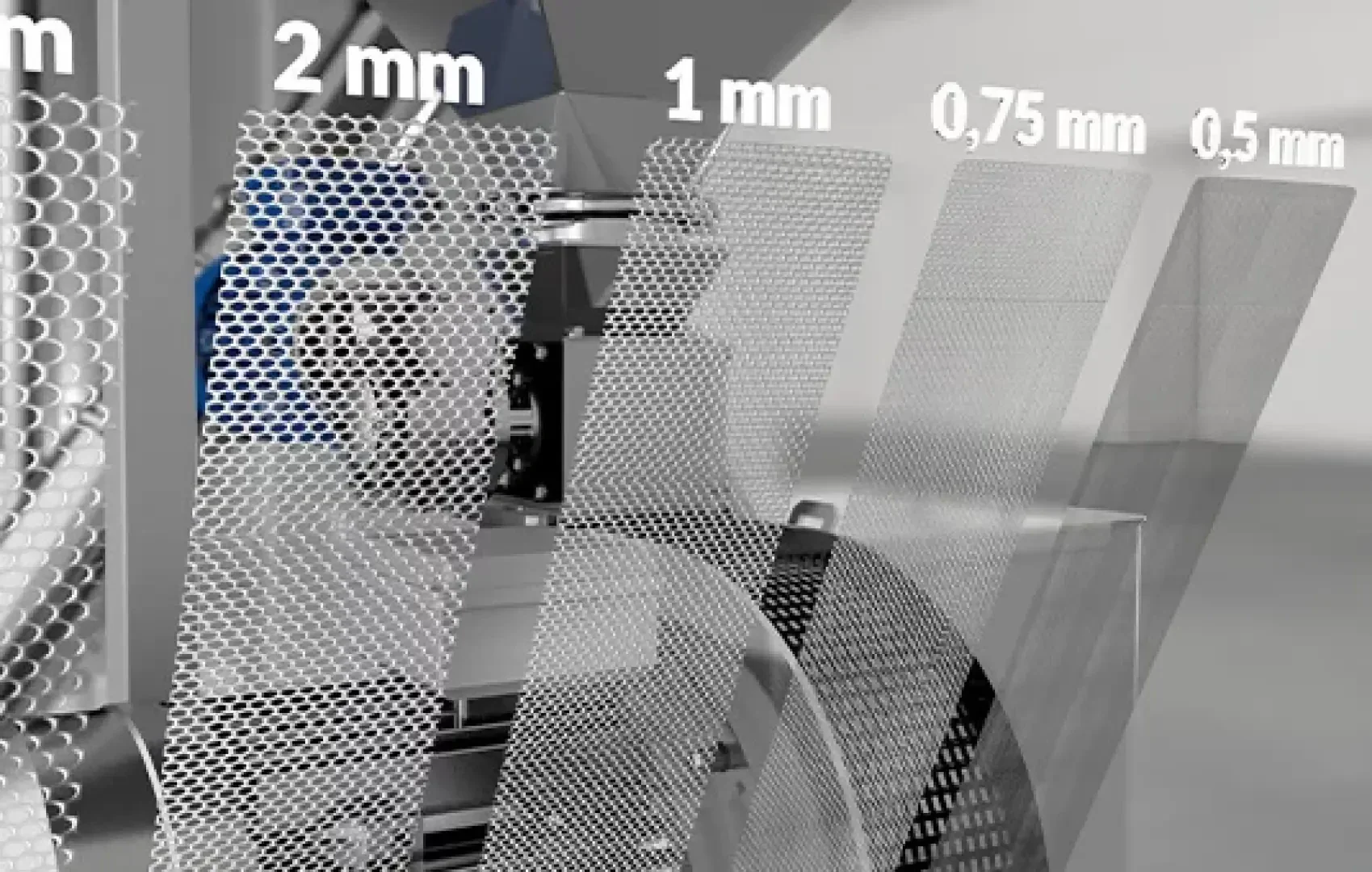 Fünf Metallgittersiebe mit unterschiedlichen Lochgrößen (3 mm, 2 mm, 1 mm, 0,75 mm und 0,5 mm) sind nebeneinander, oben beschriftet, vor einer Industriemaschine ausgestellt.
