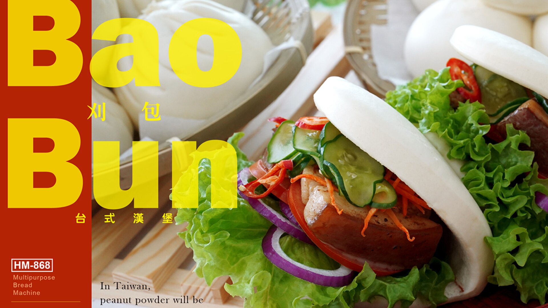Zwei Bao-Brötchen, gefüllt mit Blattsalat, geschnittenen roten Zwiebeln, Karotten, Gurken und Fleisch. Der leuchtend gelbe Text lautet Bao Bun mit chinesischen Schriftzeichen vor einem roten Hintergrund. Unten links ist ein Etikett für eine Brotmaschine zu sehen.