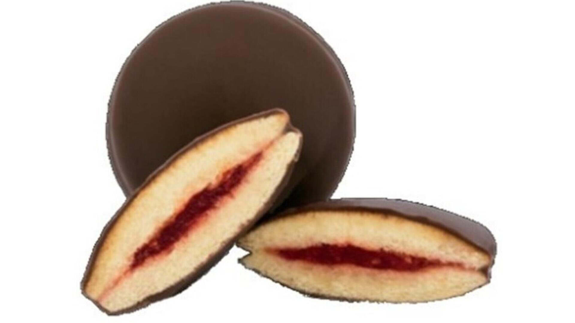 Ein runder Keks mit Schokoladenüberzug wird mit einem anderen Keks gezeigt, der in der Mitte durchgeschnitten ist, so dass eine Schicht roter Marmeladenfüllung im Inneren sichtbar wird. Der Hintergrund ist weiß.