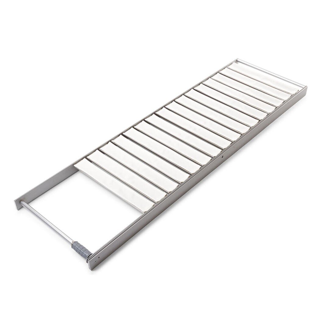 Ein ausziehbares Schuhregal aus Metall mit parallelen Stangen und einem ausziehbaren Gleitrahmen, das in einen Schrank oder eine Garderobe passt, um Schuhe geordnet aufzubewahren.