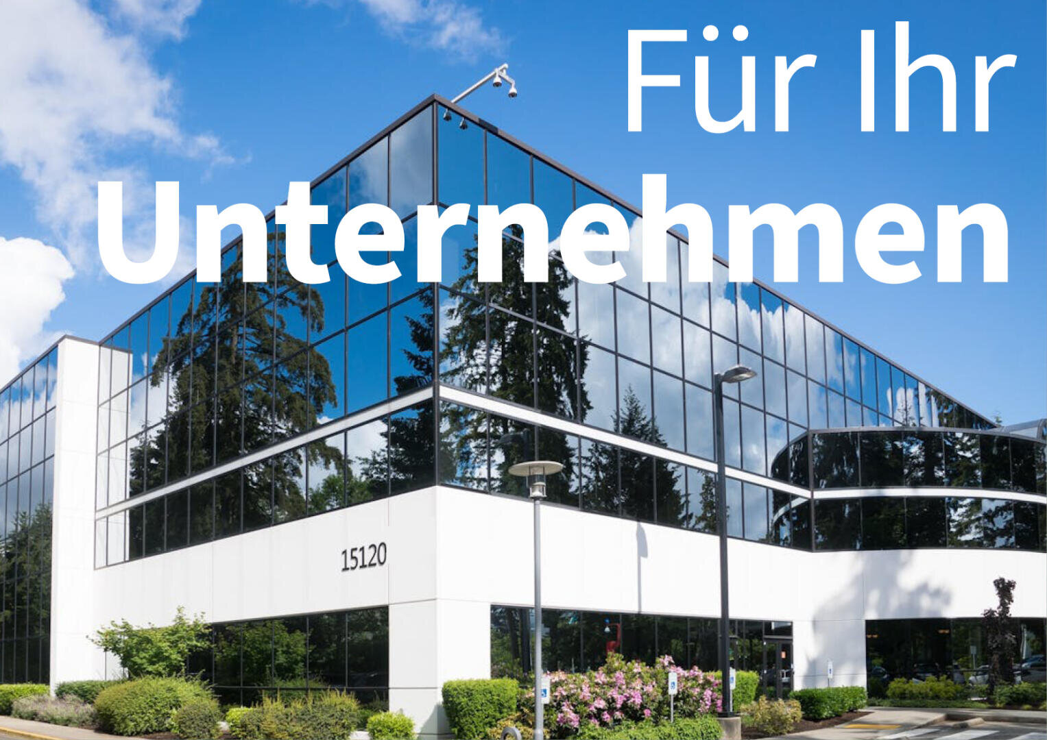 Ein modernes gläsernes Bürogebäude mit Bäumen, die sich in den Fenstern spiegeln. Über dem Himmel steht in großer deutscher Schrift "Für Ihr Unternehmen". Die Adresse des Gebäudes, 15120, ist in der Nähe des Eingangs sichtbar.