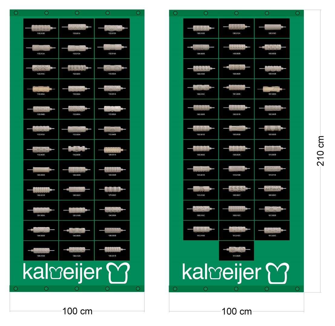 Zwei grüne Banner, jeweils 210 cm hoch und 100 cm breit, zeigen Reihen von verschiedenen Brotsorten auf schwarzem Hintergrund. Das Wort "Kalmeijer" mit einem Brotlaib-Symbol befindet sich am unteren Rand jedes Banners.