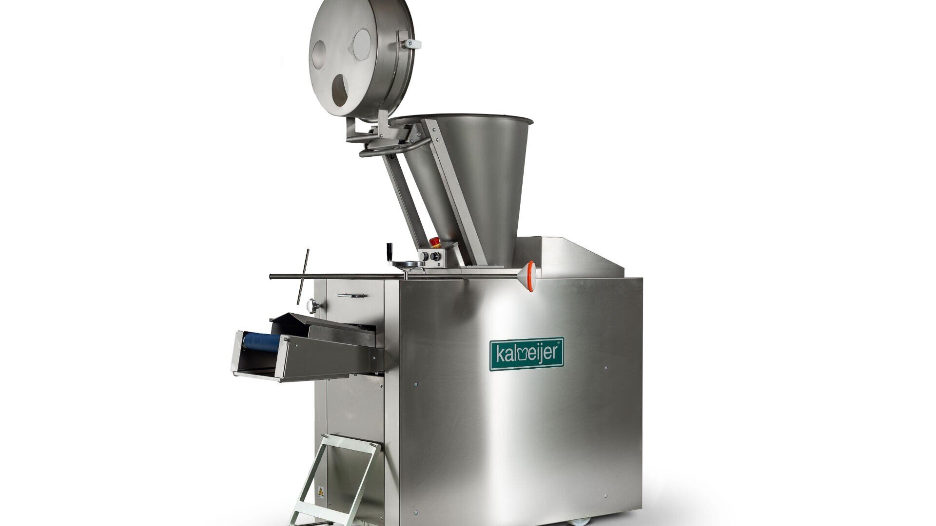 Eine große industrielle Lebensmittelverarbeitungsmaschine aus rostfreiem Stahl mit rundem Deckel, Trichter, Förderband und dem Markennamen Kolbe an der Seite, auf weißem Hintergrund.