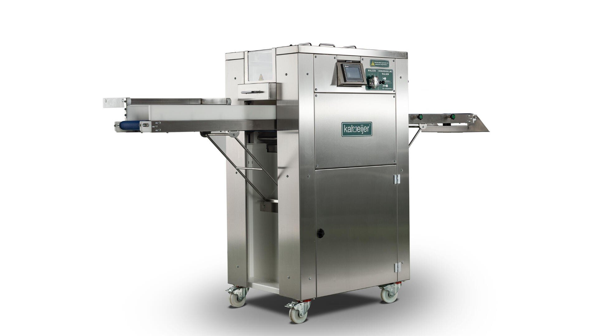 Eine große industrielle Lebensmittelverarbeitungsmaschine aus rostfreiem Stahl mit einem Bedienfeld, Förderbändern auf jeder Seite und Rädern für die Mobilität, vor einem weißen Hintergrund.