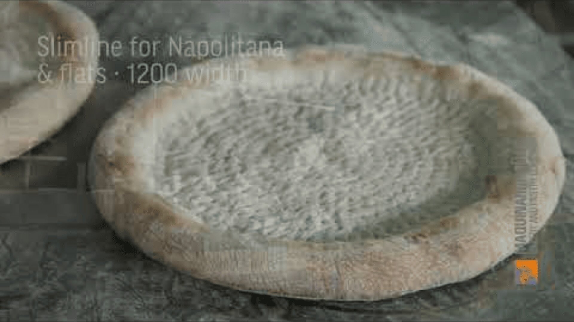 Ein roher, runder Pizzateig mit einer strukturierten Oberfläche liegt auf einer bemehlten Arbeitsfläche, bereit für den Belag. Über dem Bild erscheint ein schwacher Text mit dem Hinweis auf Slimline für Napolitana & Flats: 1200 Breite.