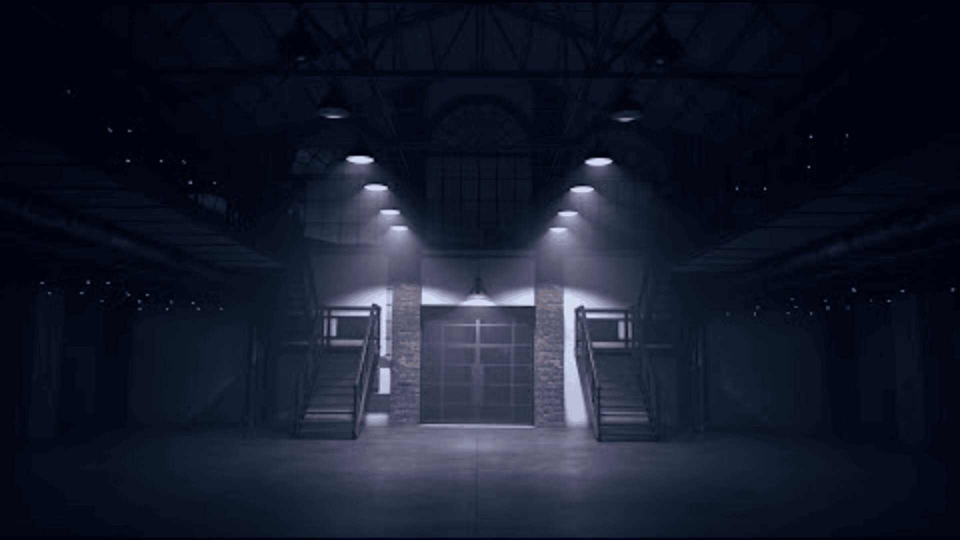 Eine schwach beleuchtete, leere Industriehalle mit hohen Decken, Doppeltreppen auf beiden Seiten und großen Türen in der Mitte, beleuchtet von Deckenscheinwerfern und umgeben von Schatten.