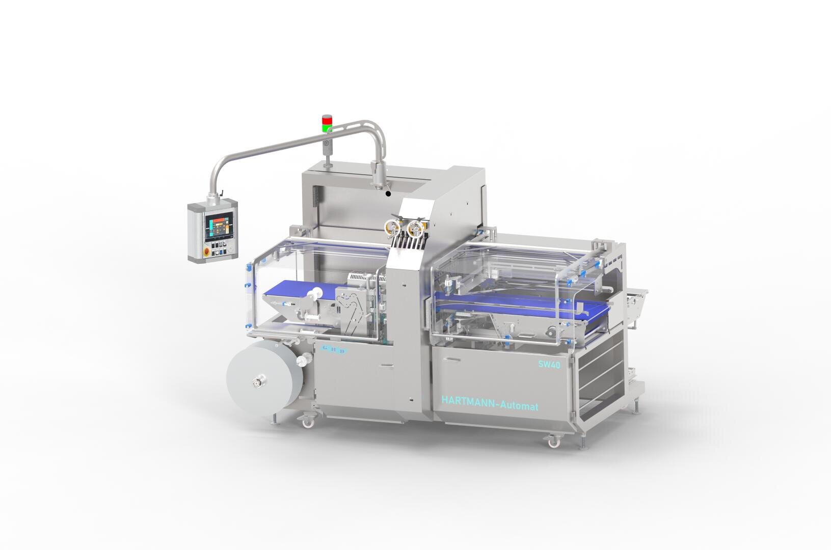 Eine automatische Verpackungsmaschine aus Edelstahl mit durchsichtigen Paneelen, einem Kontrollbildschirm, blauen Förderbändern und einer Rolle Verpackungsmaterial vor einem weißen Hintergrund.