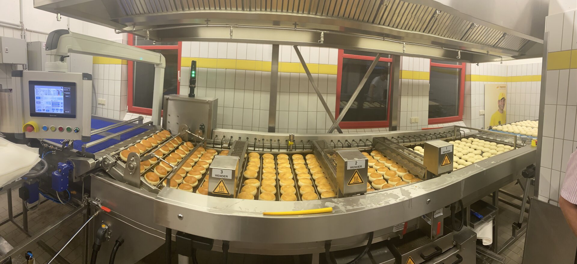 Eine Maschine mit Lebensmitteln darauf.