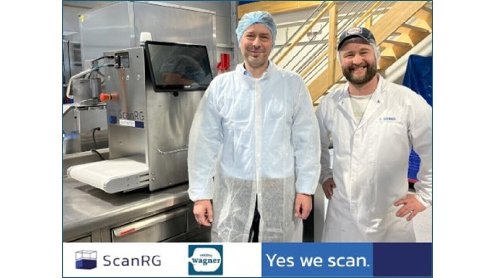 Zwei Männer in weißen Laborkitteln, einer mit Haarnetz, der andere ohne, stehen lächelnd in einer Lebensmittelverarbeitungsanlage neben einer ScanRG-Maschine. Ein Banner am unteren Rand zeigt ScanRG, Wagner und Yes we scan.