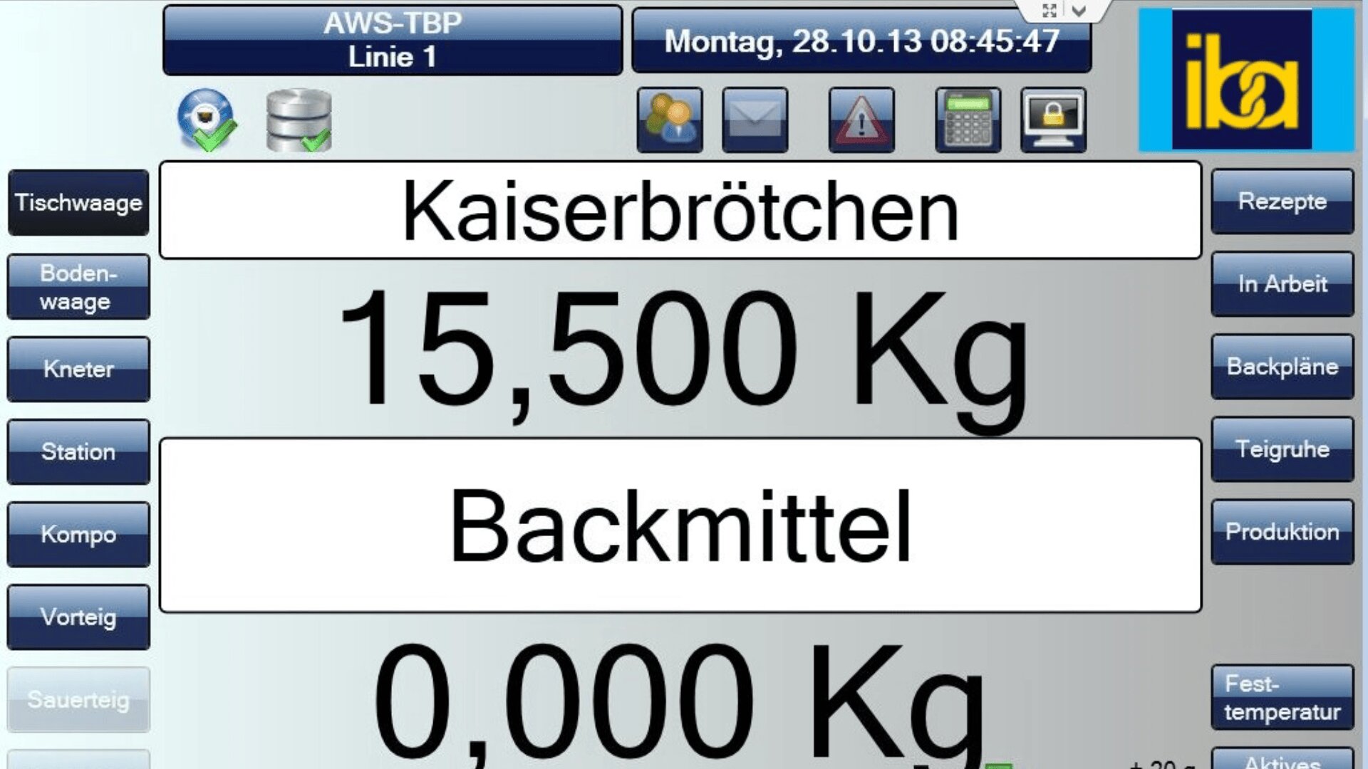 Ein digitales Bedienfeld zeigt Kaiserbrötchen 15,500 Kg und Backmittel 0,000 Kg mit Tasten und Optionen an den Seiten und einem Datums- und Zeitstempel oben an.
