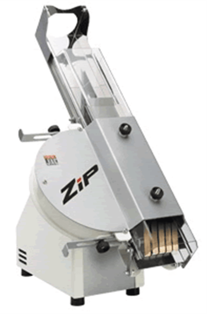 Eine handelsübliche Brotschneidemaschine mit der Bezeichnung ZIP, mit einem geneigten Metallkörper und einem Schlitz, in den das Brot eingelegt und geschnitten wird.