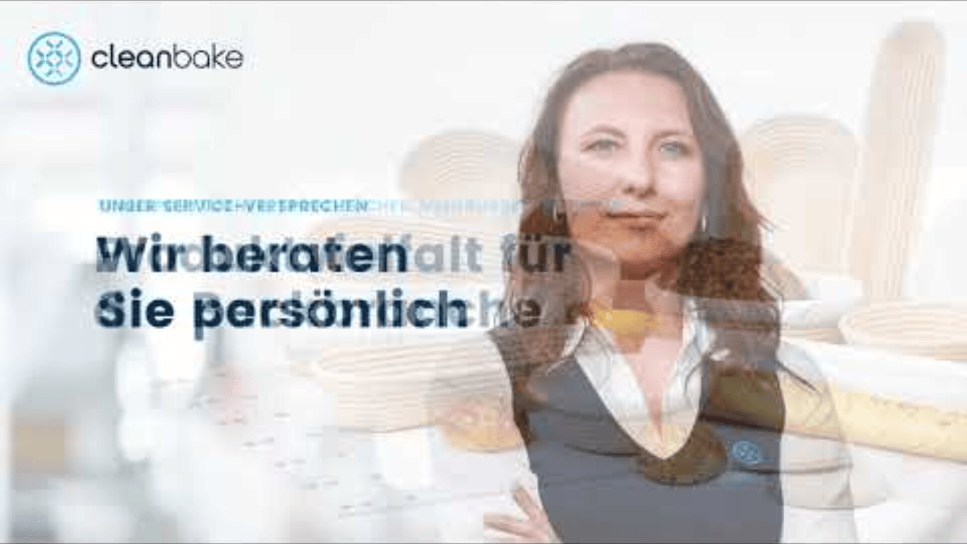 Eine Frau in Geschäftskleidung steht selbstbewusst vor einem verschwommenen Hintergrund mit großen Brotlaiben. Der deutsche Text lautet: Wir beraten Sie persönlich". Das cleanbake-Logo ist sichtbar.