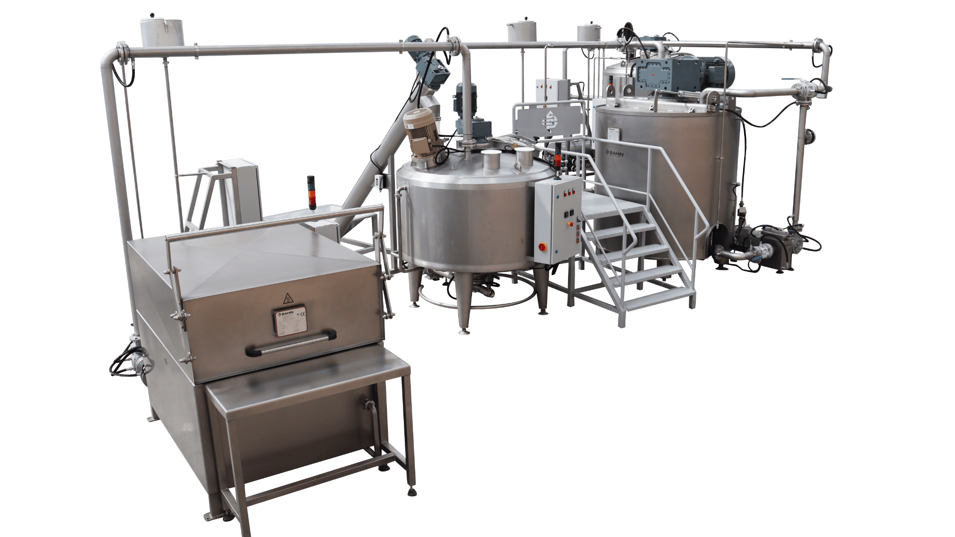 Ausrüstung für die industrielle Lebensmittelverarbeitung aus Edelstahl, einschließlich großer zylindrischer Tanks, einer Schalttafel, Rohren und einer Metalltreppe, die alle zum Mischen oder Zubereiten von Zutaten verwendet werden.