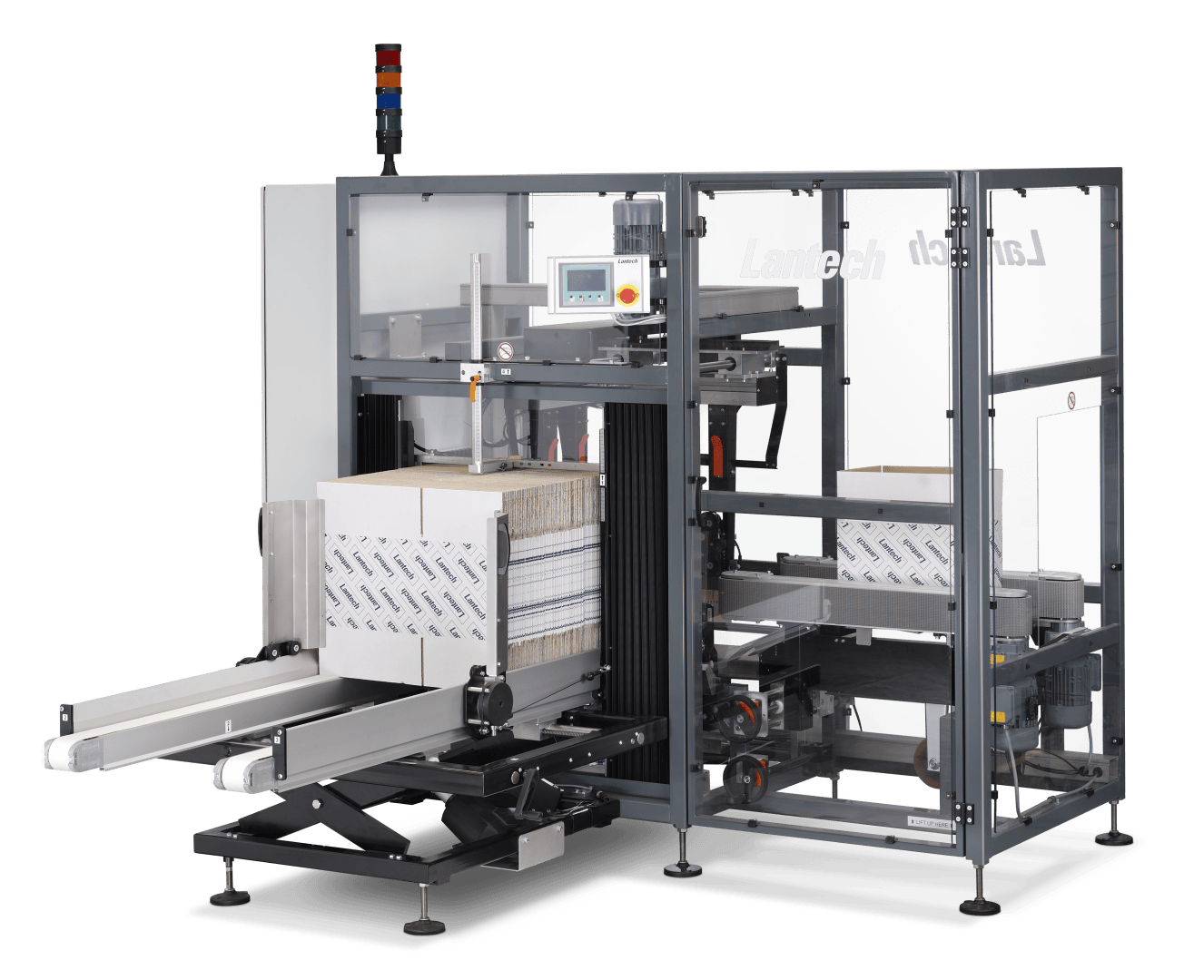 Gezeigt wird eine industrielle Verpackungsmaschine von Lantech beim Zusammenbau von Kartons mit einer durchsichtigen Sicherheitsumhausung, Förderbändern, einem Bedienfeld und einer Not-Aus-Leuchte oben drauf.