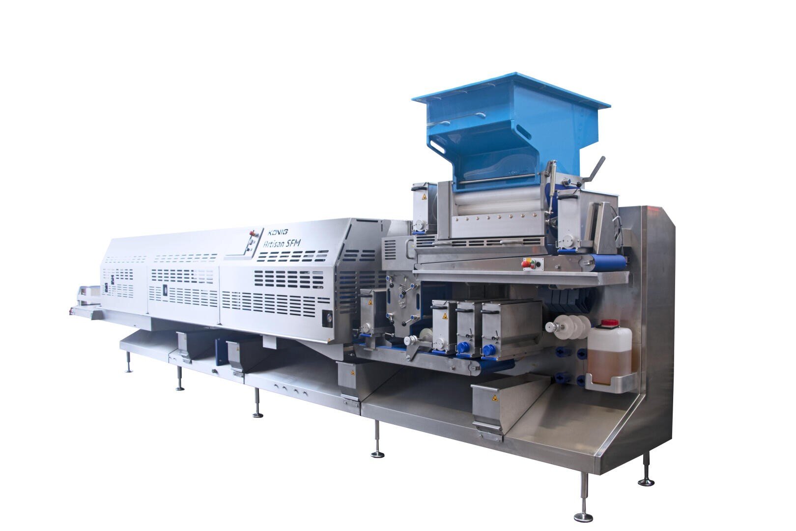 Eine große, industrielle Lebensmittelverarbeitungsmaschine aus Edelstahl mit einem blauen Trichter oben, Entlüftungsöffnungen, Förderkomponenten und Rohren, die auf verstellbaren Beinen vor einem weißen Hintergrund steht.