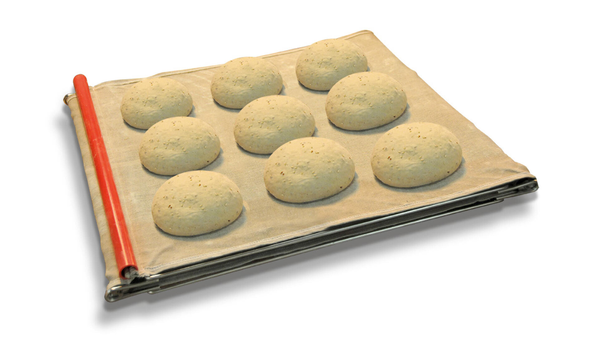Neun runde Teigkugeln, die auf einem mit Stoff bezogenen Backblech mit rotem Stab ruhen, bereit zum Gären oder Backen, auf weißem Hintergrund.