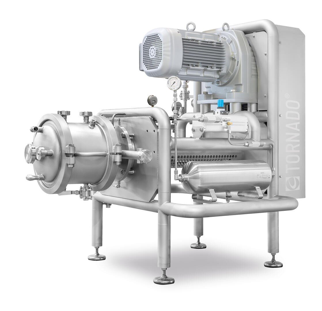 Eine große Industriemaschine aus rostfreiem Stahl mit Rohren, Messgeräten und einem Motor mit der Aufschrift TORNADO steht auf vier stabilen Beinen und ist für Verarbeitungs- oder Fertigungsanwendungen konzipiert.