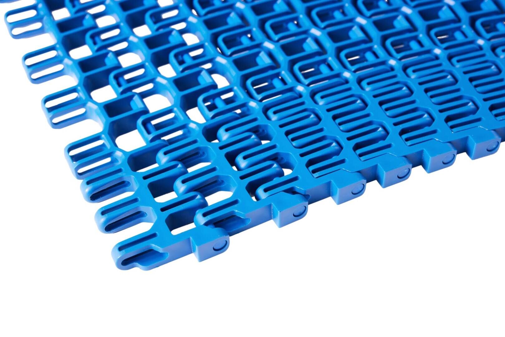 Nahaufnahme einer blauen Kunststoff-Fußmatte mit gitterartigem Muster vor einem weißen Hintergrund. Die Matte weist erhabene rechteckige Öffnungen und einrastende Kanten auf.