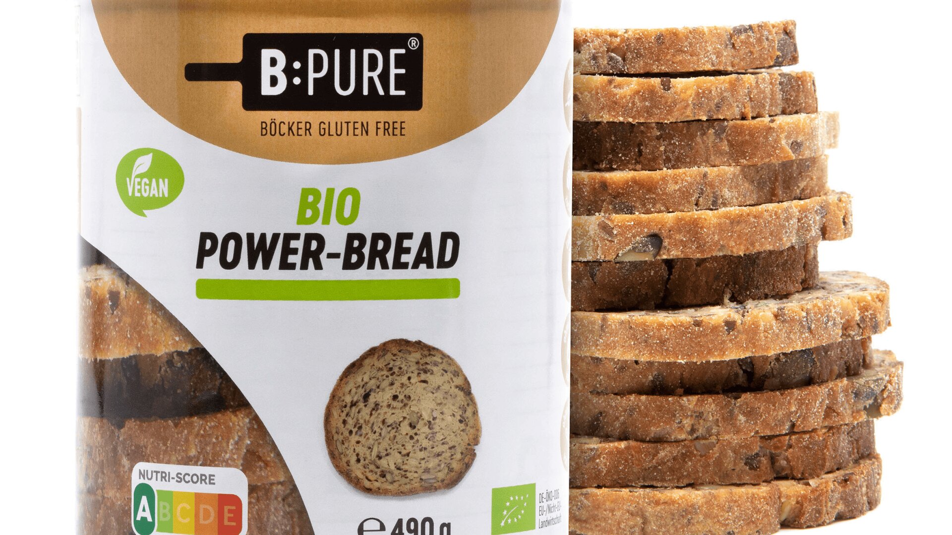 Eine Verpackung mit der Aufschrift B:PURE Bio Power-Bread liegt neben einem Stapel aufgeschnittenem Schwarzbrot. Auf der Verpackung sind die Kennzeichnungen "glutenfrei", "vegan" und "biologisch" zu finden, zusammen mit einem Nutri-Score und einem Gewicht von 490 g.