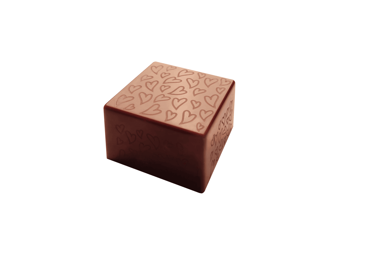 Ein quadratisches Stück Schokolade mit einem Muster aus eingravierten Herzen auf der Oberseite und an den Seiten, vor einem schlichten weißen Hintergrund.
