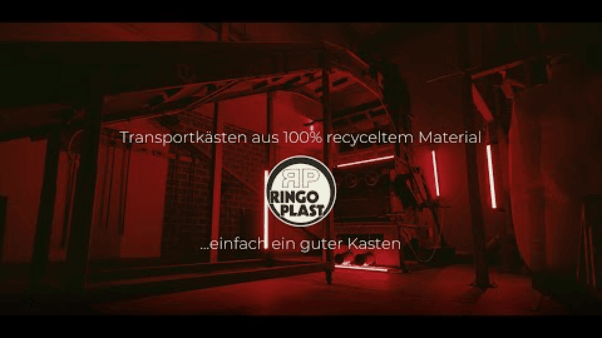 Eine schummrige Industrieszene mit roter Beleuchtung zeigt den deutschen Text Transportkästen aus 100% recyceltem Material ...einfach ein guter Kasten und das RINGOPLAST-Logo in der Mitte.
