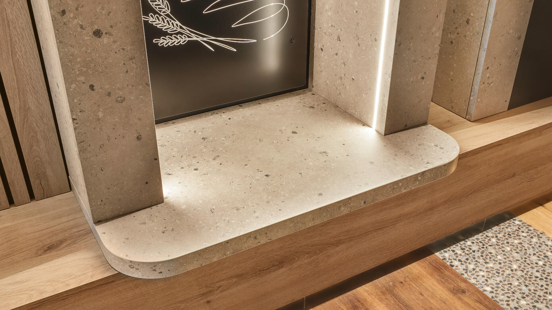 Eine Nahaufnahme einer modernen Inneneinrichtung zeigt ein beigefarbenes Steinregal zwischen vertikalen Steinpaneelen, mit sanfter Beleuchtung und Holzakzenten an den Wänden und auf dem Boden.