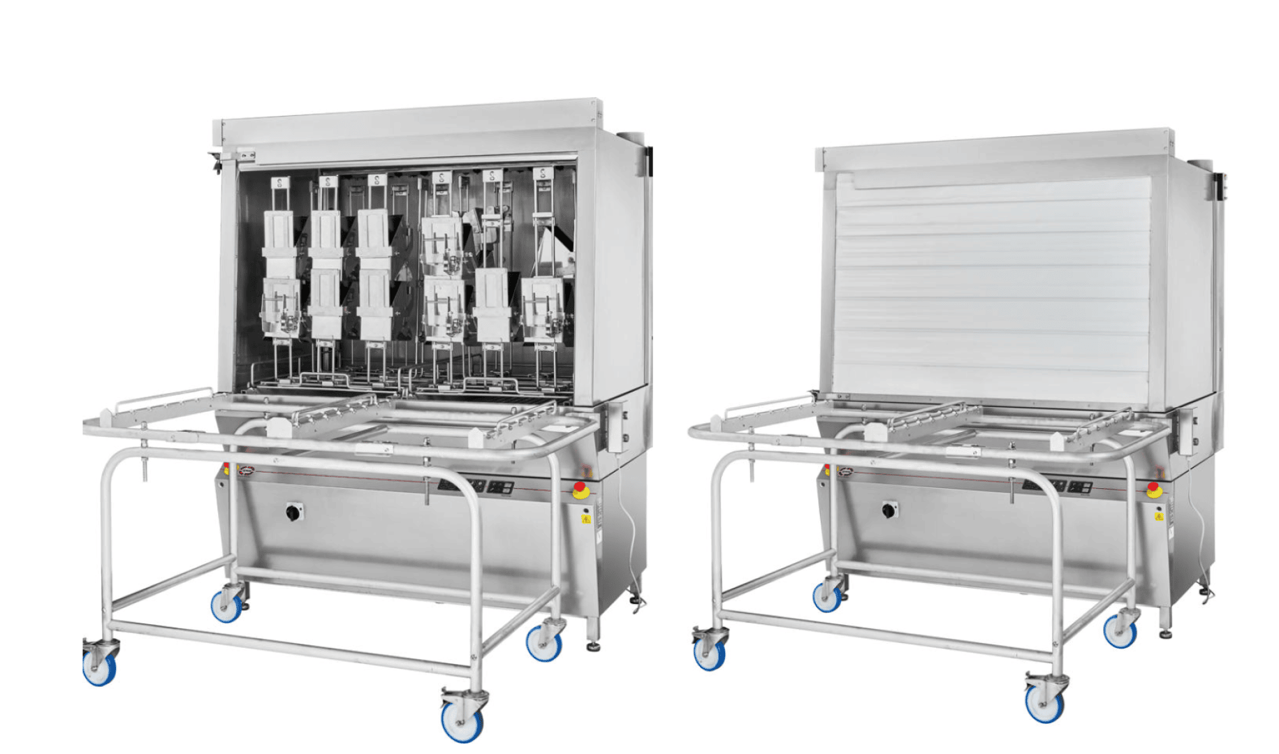 Zwei große medizinische Waschmaschinen aus Edelstahl auf Rädern, von denen eine offen ist und die inneren Gestelle und Waschkomponenten zeigt, während die andere mit einer weißen Platte geschlossen ist, beide für die Reinigung medizinischer Instrumente.