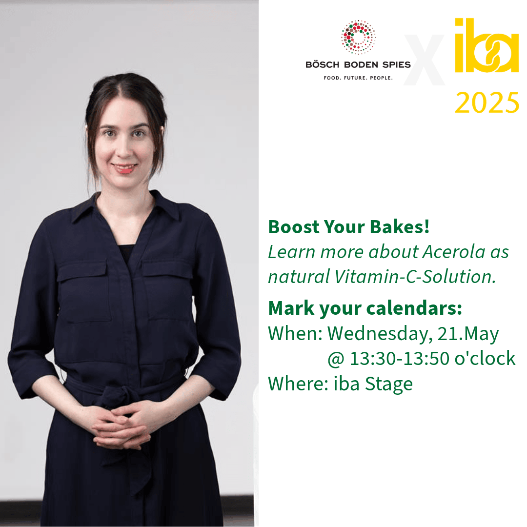 Eine Frau mit braunem Haar in einem marineblauen Kleid steht lächelnd mit gefalteten Händen da. Der Text wirbt für eine Veranstaltung über Acerola als Vitamin-C-Lösung am Mittwoch, den 21. Mai, um 13:30 Uhr auf der iba-Bühne, moderiert von Bösch Boden Spies auf der iba 2025.
