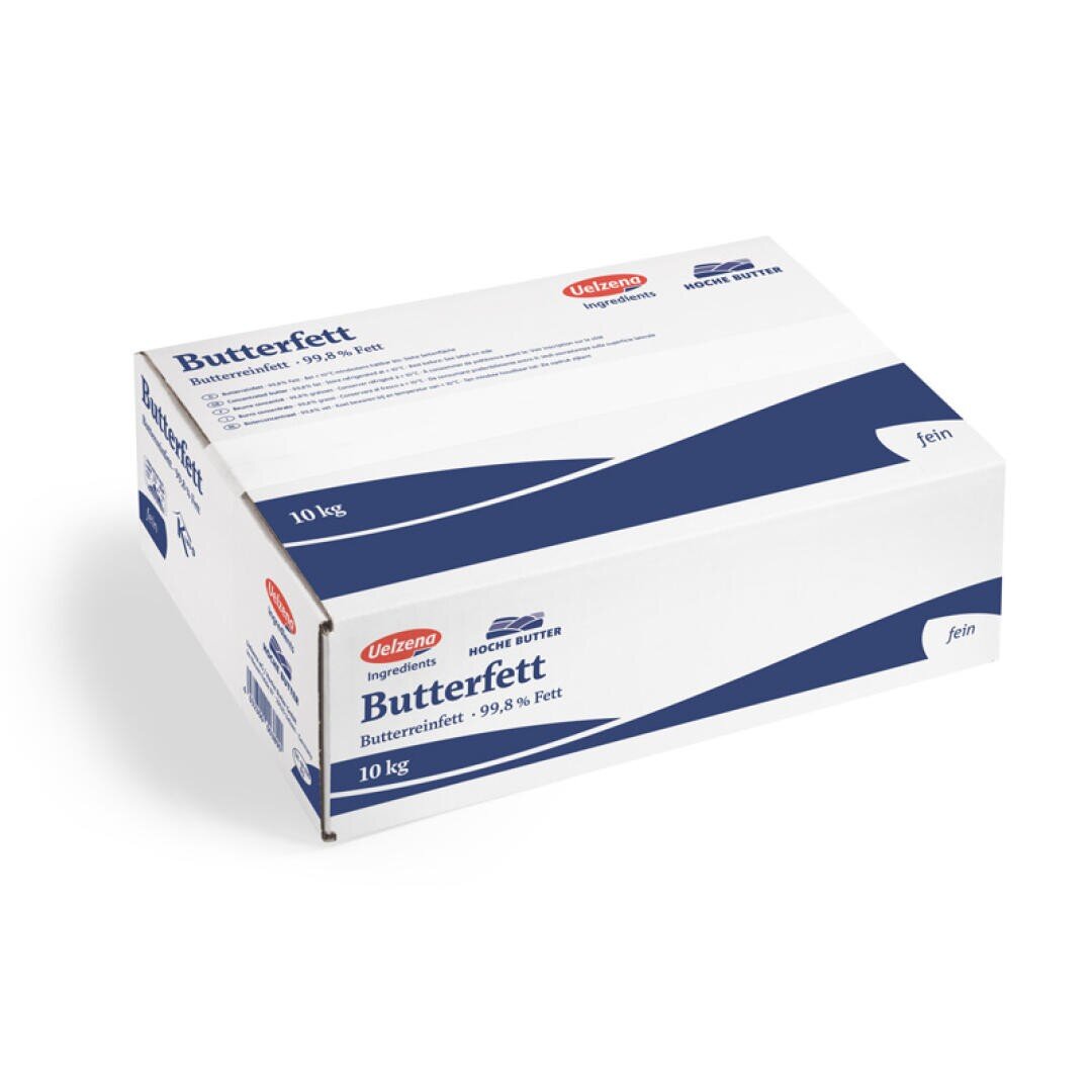 Ein weißer Karton mit der Aufschrift Butterfett mit blauen Akzenten und roten Logos, der angibt, dass er 10 kg Butterfett mit 99,8 % Fettgehalt enthält. Das Design ist sauber und professionell.
