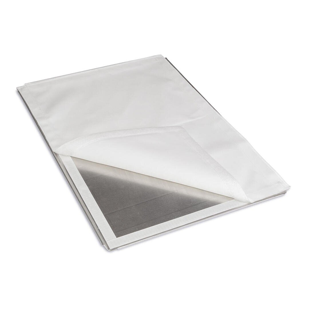 Ein dünner, rechteckiger, weißer Umschlag, der teilweise geöffnet ist und ein Metallblatt im Inneren offenbart, das auf einer flachen Oberfläche liegt.