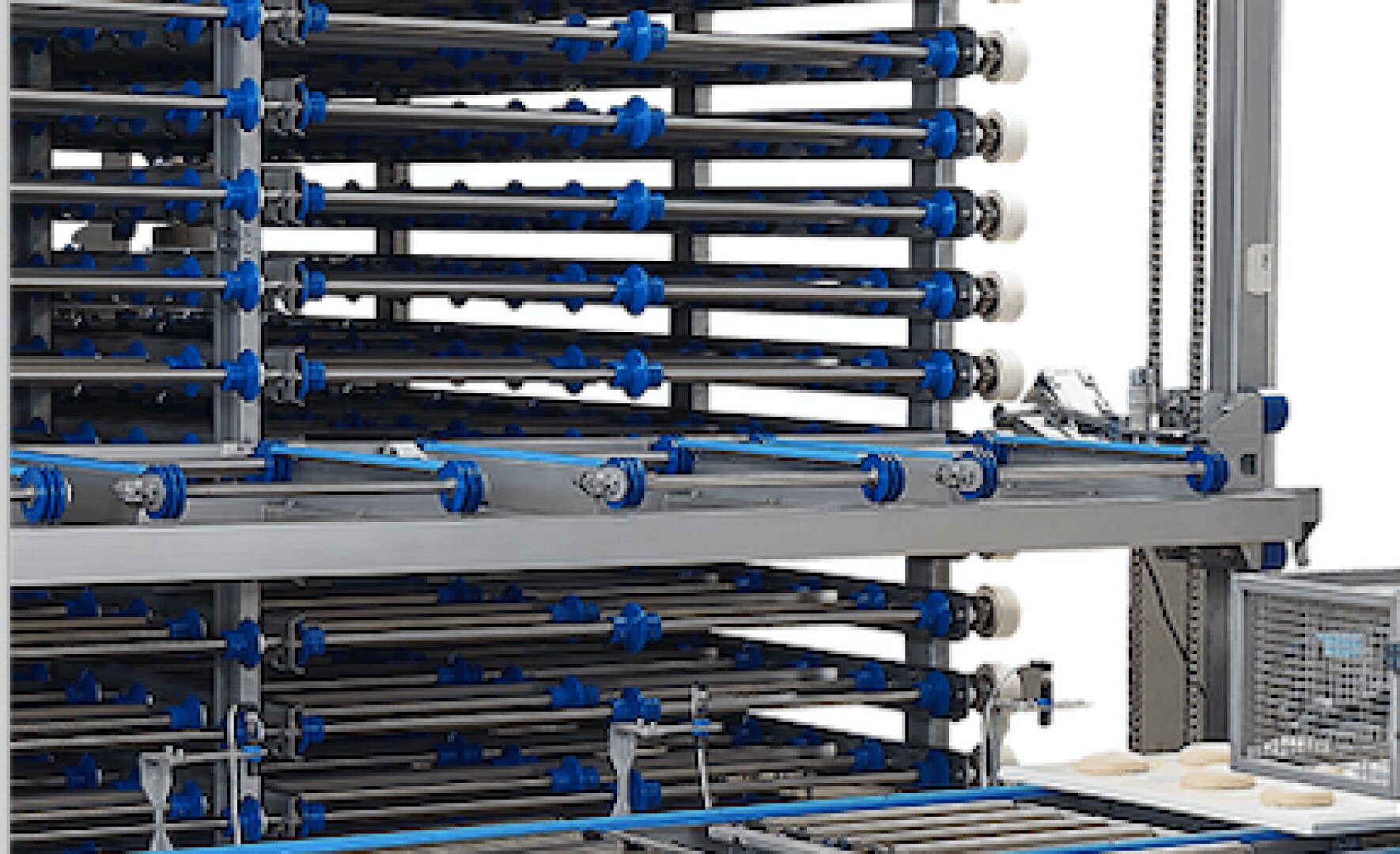 Nahaufnahme einer großen Industriemaschine mit mehreren horizontalen Metallstäben und blauen Komponenten, die für die automatisierte Produktion oder Verarbeitung konzipiert ist.