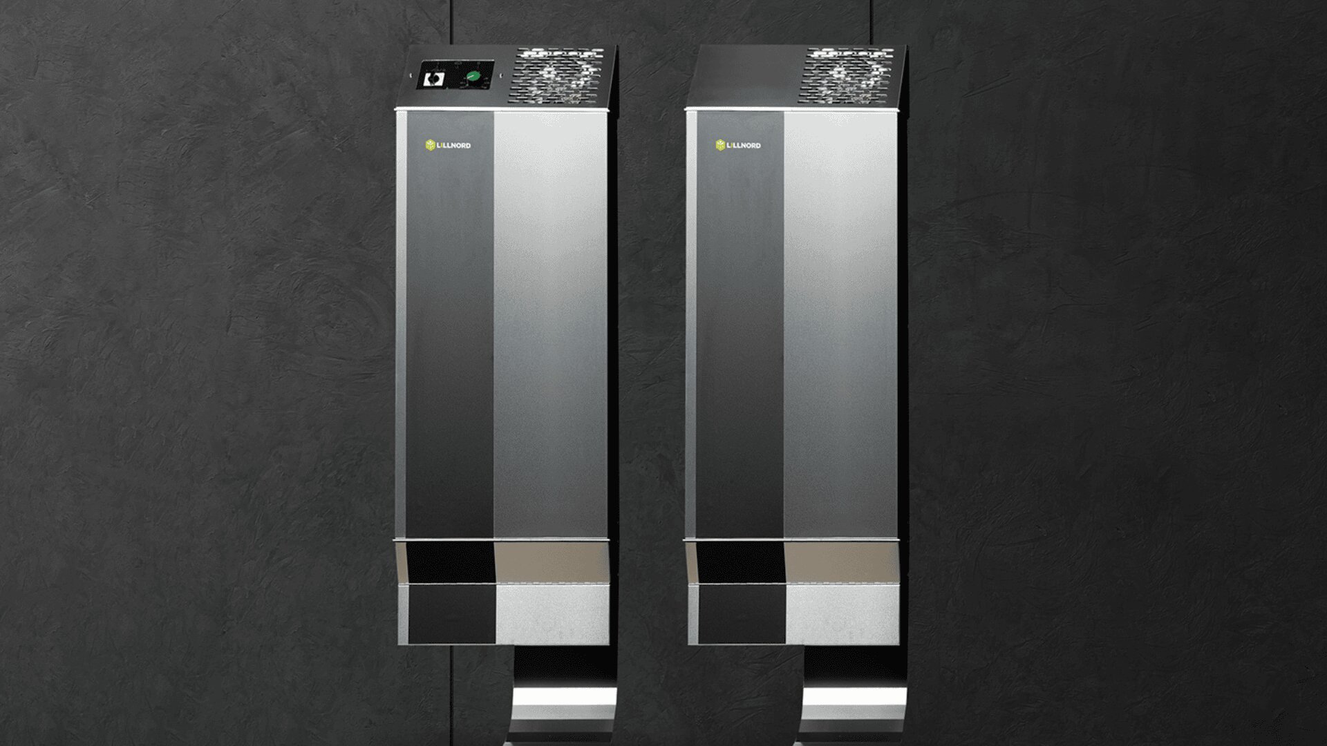 An einer strukturierten dunklen Wand sind zwei moderne automatische Händetrockner in Silber und Schwarz angebracht. Jeder verfügt über eine digitale Anzeige und ein schlankes, rechteckiges Design mit Lüftungsöffnungen an der Oberseite.