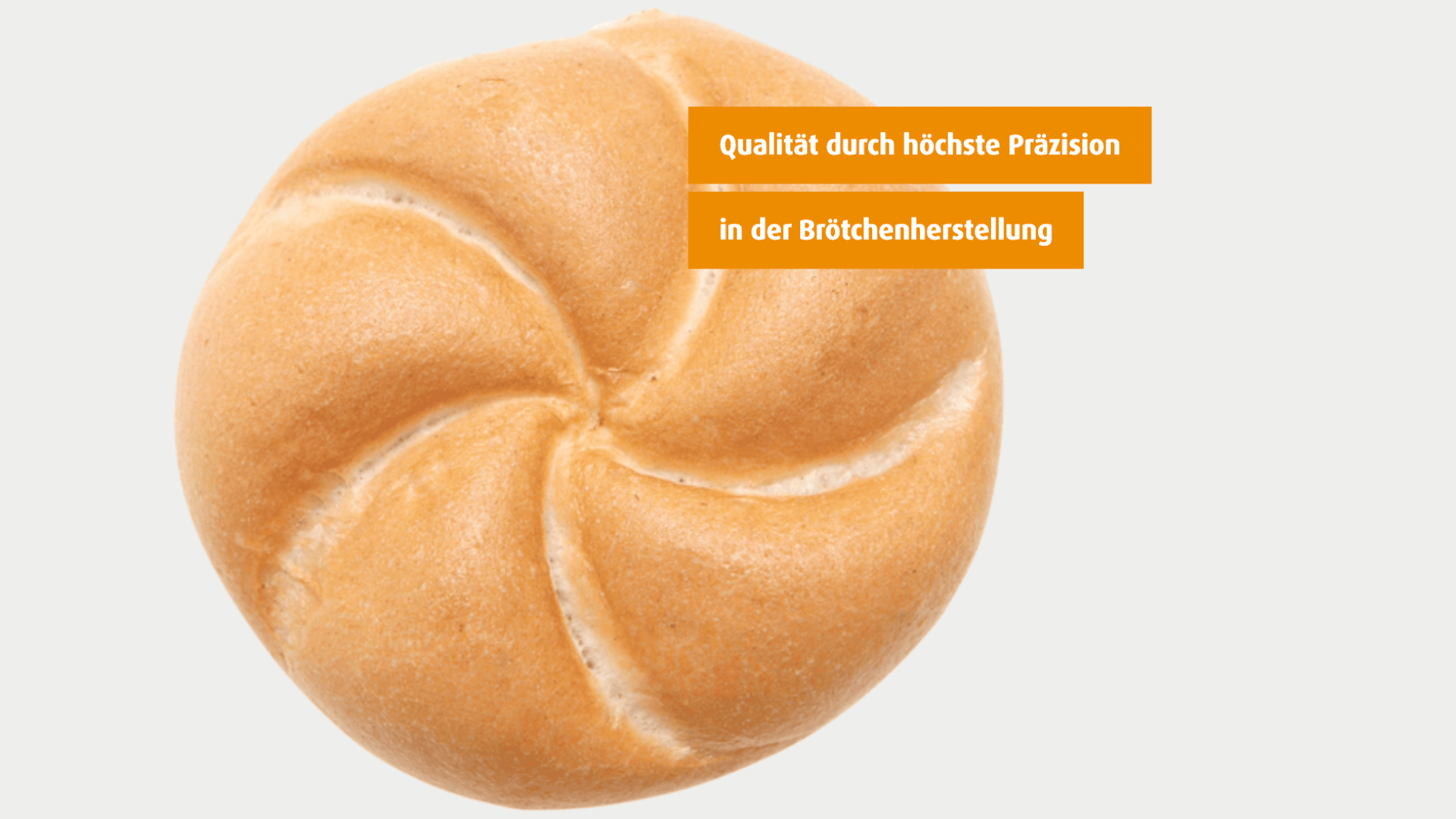 Ein einzelnes rundes Brötchen mit einem Spiralmuster ist auf weißem Hintergrund abgebildet. Der deutsche Text in orangefarbenen Kästen lautet: Qualität durch höchste Präzision in der Brötchenherstellung.