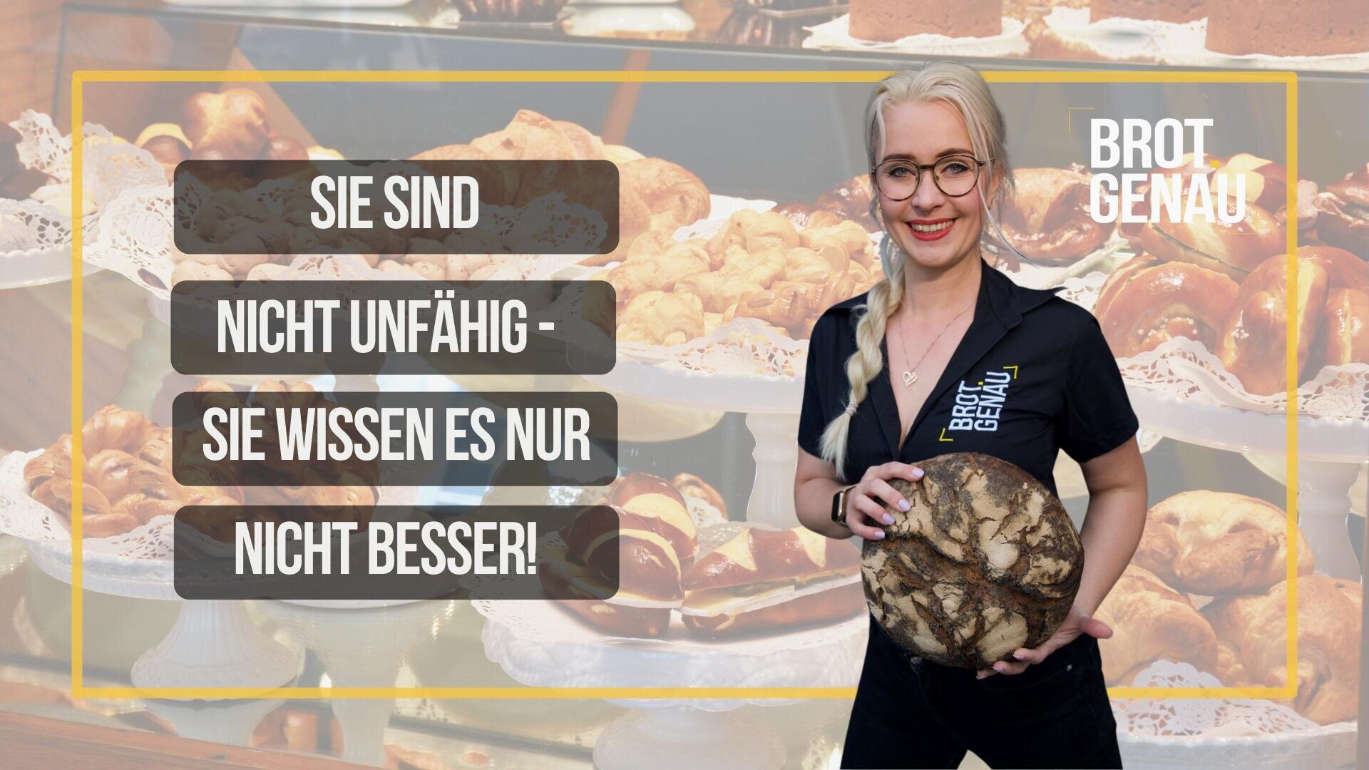 Eine lächelnde Frau mit Brille hält einen runden Laib Brot in einer Bäckerei. In den Regalen hinter ihr sind verschiedene Brotsorten ausgestellt. Der überlagerte deutsche Text lautet: Sie sind nicht unfähig - sie wissen es nur nicht besser! und Brot Genau.
