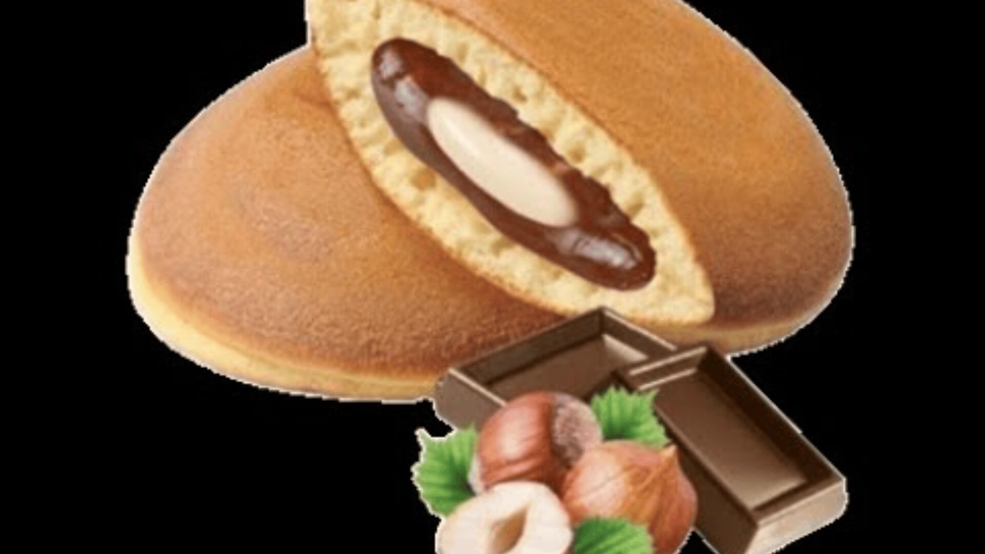 Ein runder, goldbrauner Teig wird aufgeschnitten und gibt den Blick auf eine cremige weiße und schokoladige Füllung im Inneren frei. Auf der Vorderseite befinden sich Schokoladenstücke, Haselnüsse und grüne Haselnussblätter. Der Hintergrund ist schwarz.