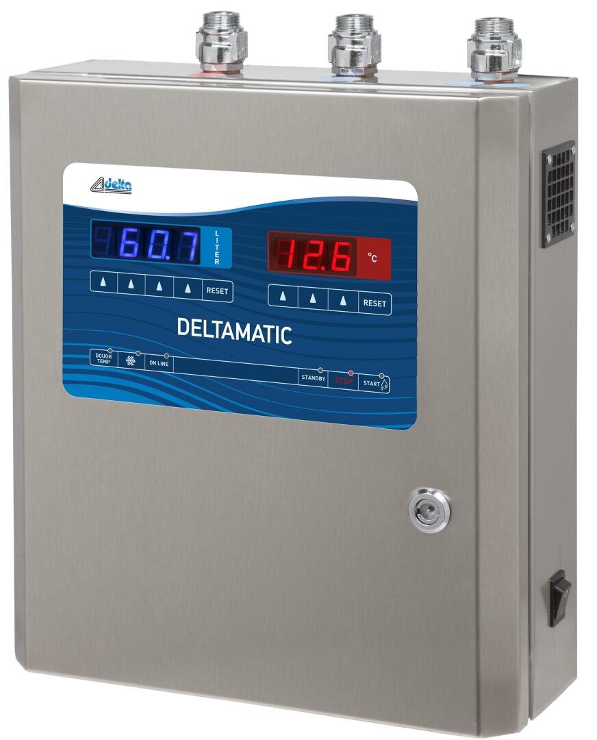 Ein industrielles Bedienfeld aus Edelstahl mit der Aufschrift DELTAMATIC verfügt über zwei digitale Anzeigen für 60,0 und 12,6 °C, mehrere Tasten, drei Rohranschlüsse auf der Oberseite und ein Schlüsselschloss auf der Vorderseite.