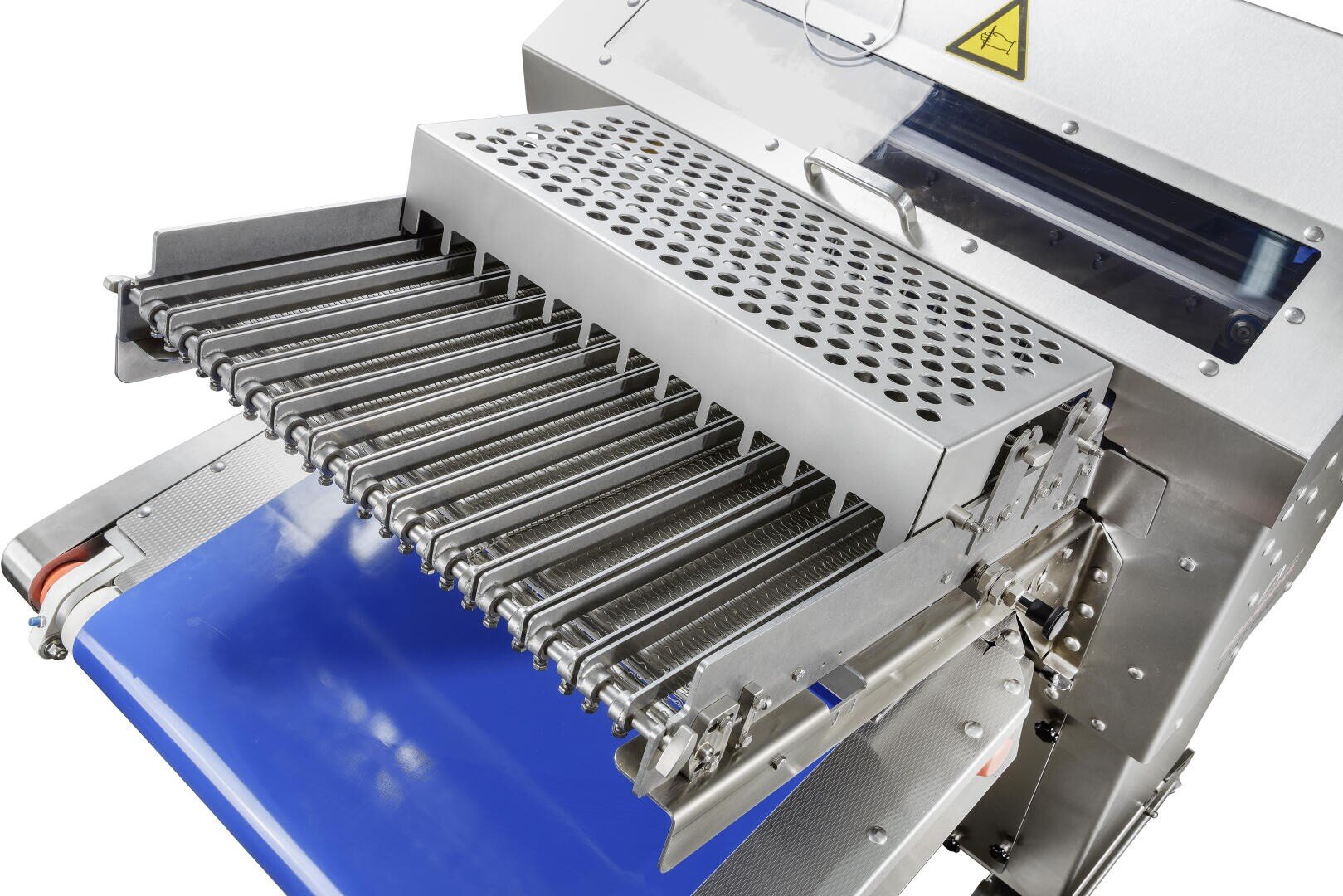 Nahaufnahme einer industriellen Lebensmittelverarbeitungsmaschine aus Edelstahl mit Metallrollen und einem blauen Förderband, die für die automatisierte Produktion oder Verpackung verwendet wird.