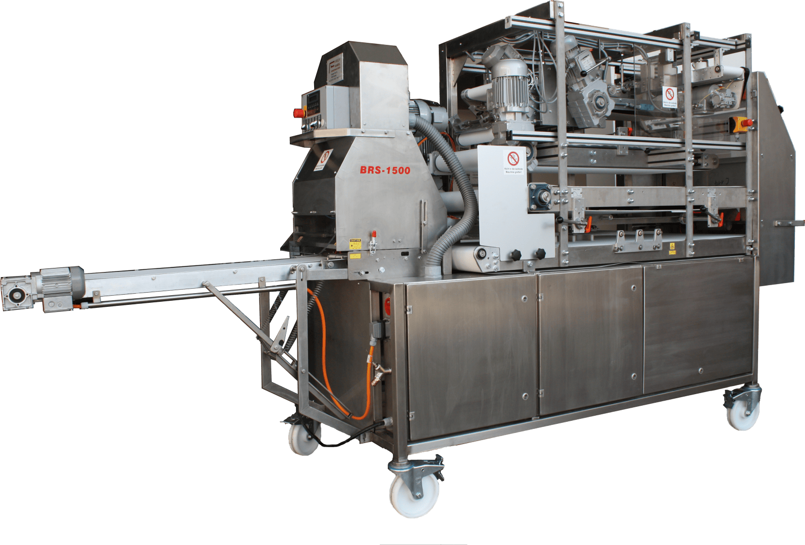 Große industrielle Lebensmittelverarbeitungsmaschine mit metallischen Oberflächen, Rohren, Bändern und Schalttafeln, die auf Lenkrollen montiert sind. Die Maschine hat ein Förderband, das von einer Seite ausgeht.