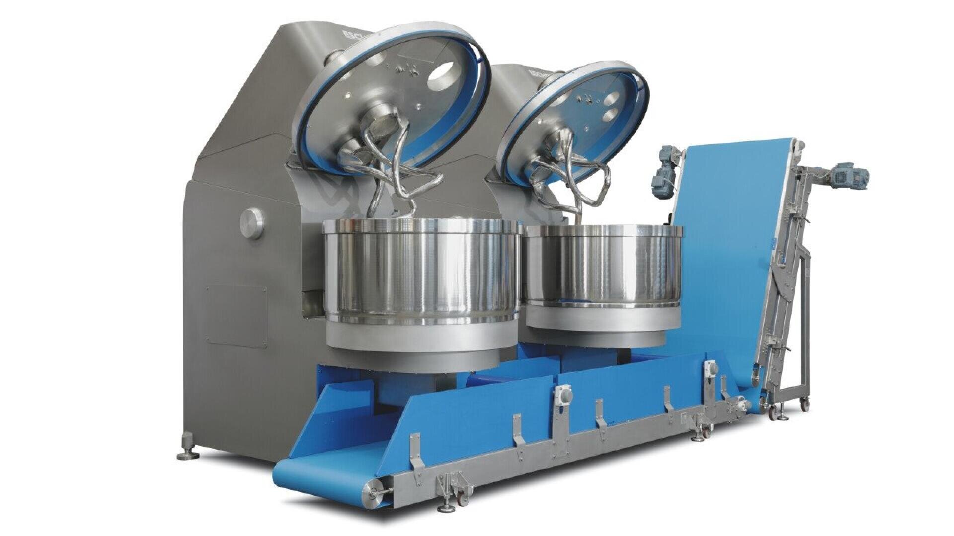 Großer industrieller Teigkneter mit zwei Stahlknetschüsseln, offenen Deckeln mit Knetarmen und einem blauen Förderbandsystem für den Transport des gemischten Inhalts. Die Maschine hat ein modernes, rostfreies Stahldesign.